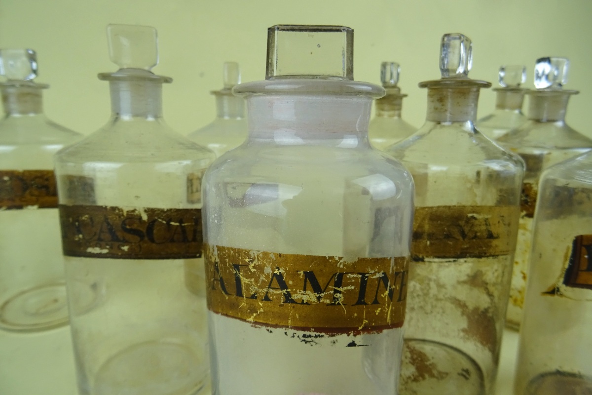 Antique Glass Apothecary Chemists Bottles (4).JPG